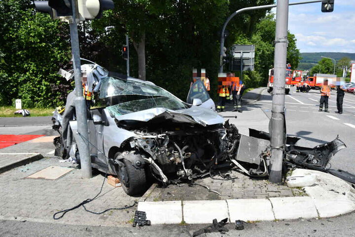 Alle fünf Insassen des Pkw wurden schwer verletzt.