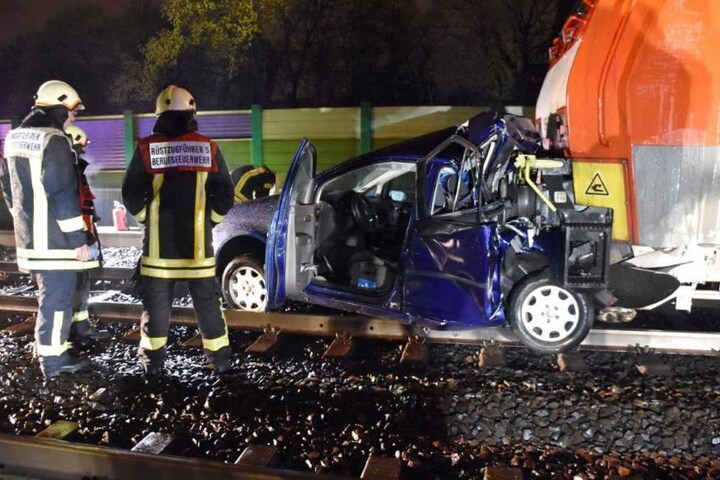 Wie eine Ziehharmonika wird das Auto zusammengeschoben.
