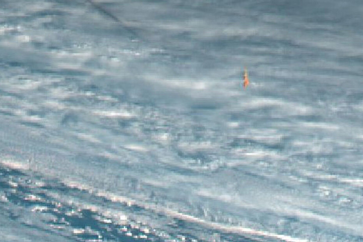 Zoomt man in die Aufnahmen des japanischen Satelliten "Himawari" erkennt man den orangenen Feuerball.