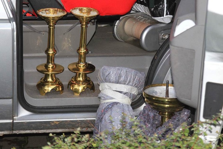 Die Kerzenständer, die vor zwei Wochen aus der Briesnitzer Kirche gestohlen wurden, fanden die Beamten im VW T5 des Diebes