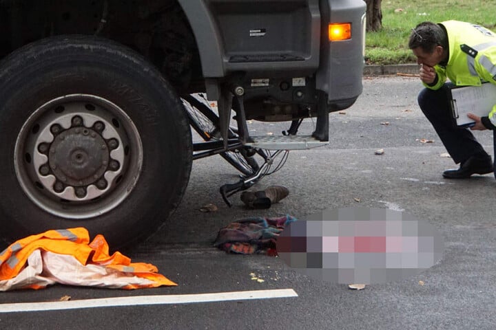 Eine große Blutlache zeugt vom schweren Unfall.