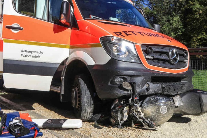 Auf der Staatsstraße 2191 wurde eine Motorradfahrerin bei einem Unfall schwer verletzt.