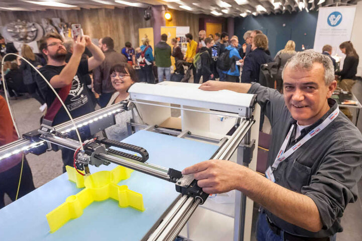 Achim Kratt (46) und sein riesiger 3-D-Drucker. Das Gestell besteht aus einem
Ikea-Regal.