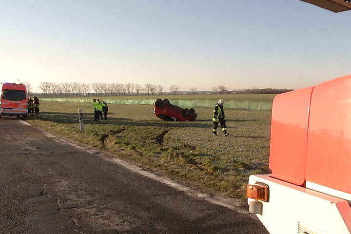 Der Fahrer konnte sich selbst befreien, kam jedoch verletzt ins Krankenhaus.