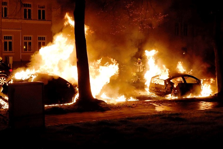 Gleich drei Autos brannten auf der Würzburger Straße komplett aus.