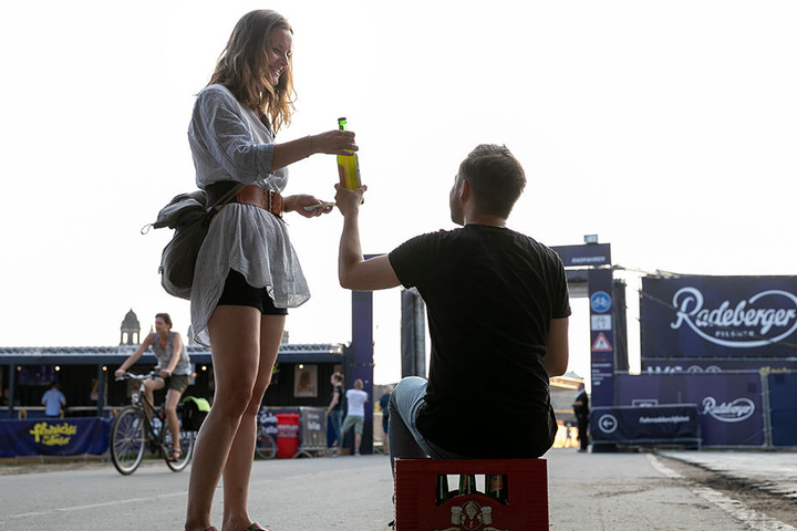 Ein Radler - ein Euro! Diese junge Frau freut sich über die günstige Erfrischung vor dem Filmnächte-Gelände: „Ich hab hier sogar schon mal ein Bier gratis bekommen - weil es gerade regnete und die ihre Ware nicht los wurden.“