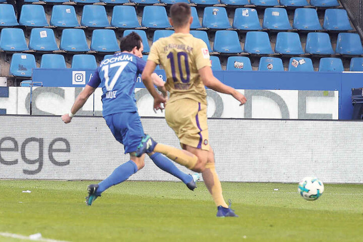 Robbie Kruse (l.) trifft zum 1:0 für den VfL Bochum, allerdings als klarer Abseitsposition.