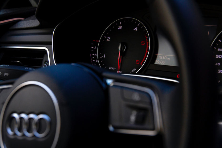 Das Paar klaute offenbar den Audi und fuhr damit auf die Autobahn. (Symbolbild)
