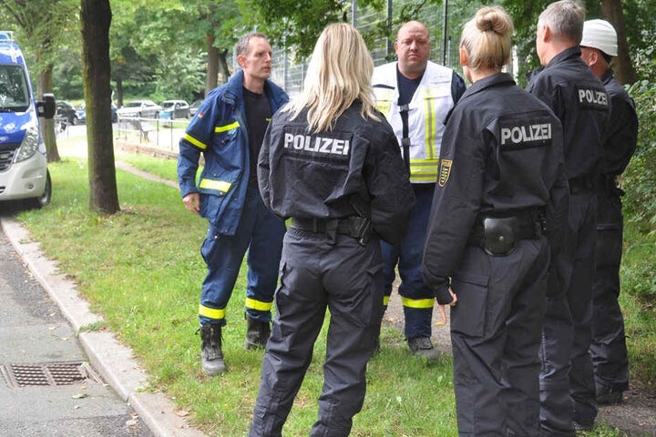 Polizei und Rettungskräfte am Mittwoch vor der Brandruine in der Görlitzer Brückenstraße.
