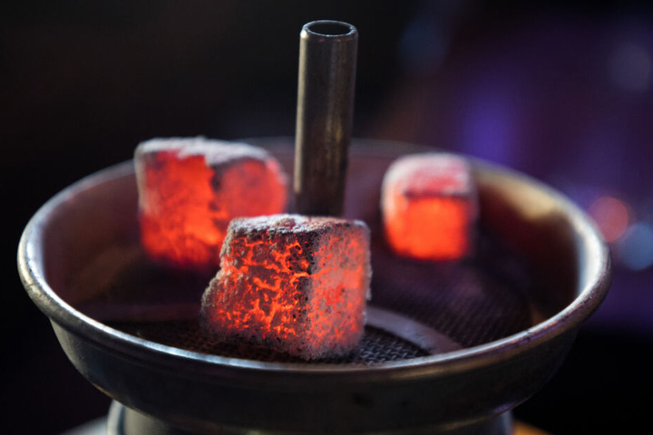 Gerade Shisha-Bars stehen im Verdacht in enger Verbindung mit dem organisierten Verbrechen zu stehen. (Symbolbild)