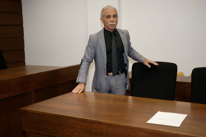 Spielerberater Giacomo Petralito steht in einem Saal des Landgerichts.