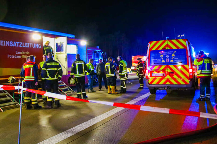 Die Feuerwehr hatte am späten Dienstagabend mit dem Brand eines Gefahrguts-LKW jede Menge zu tun.