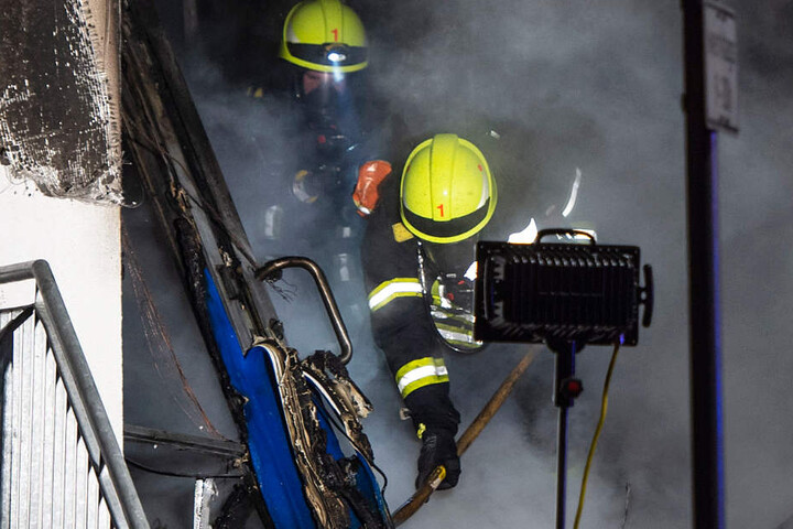 Das Feuer verursachte erhebliche Schäden in dem Zweirad-Geschäft.