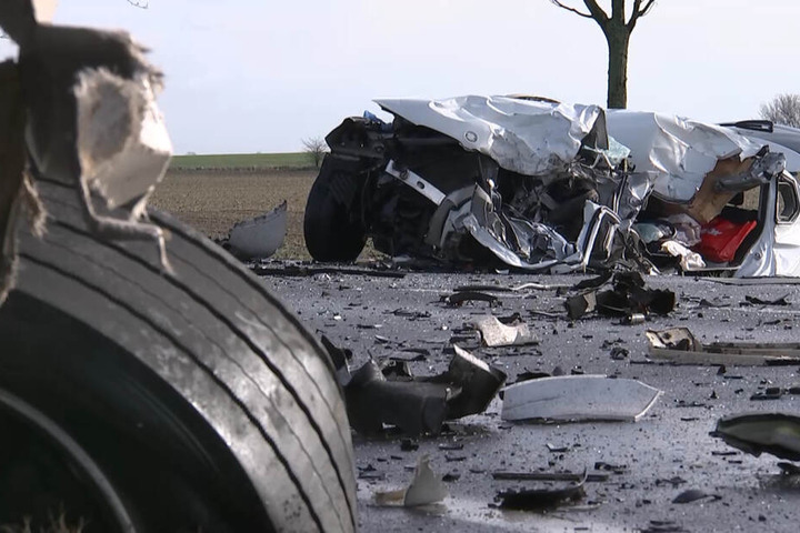 Der 54-jährige Fahrer eines BMW X3 kam dabei ums Leben.