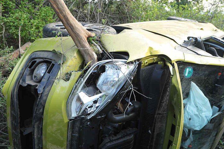 Der VW Up überschlug sich und blieb im Gebüsch liegen. Die Beifahrerseite wurde von einem Baumteil durchbohrt, zum Glück saß dort niemand.