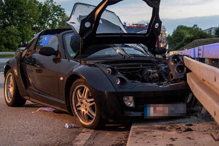 Das Bild zeigt das Roadster-Wrack im Licht der untergehenden Sonne.