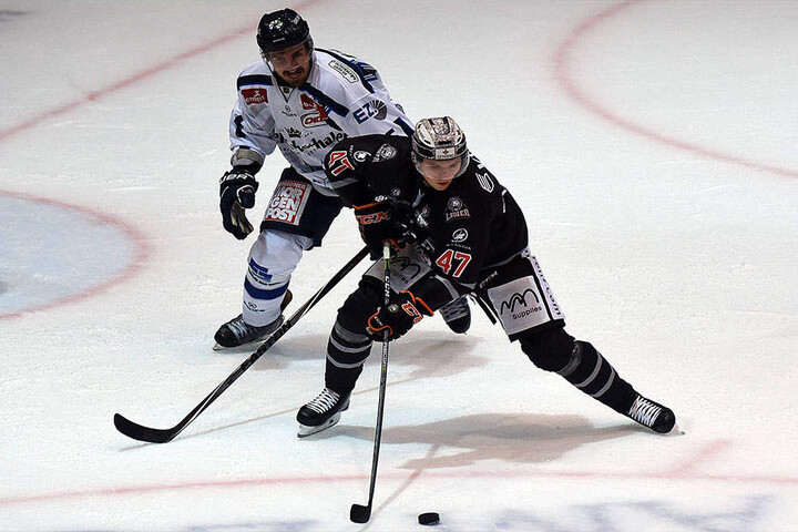 Am 22. September 2017 verteidigte Petr Macholda (l.) zuletzt für die Eislöwen gegen die Frankfurter Löwen um Vladislav Filin.