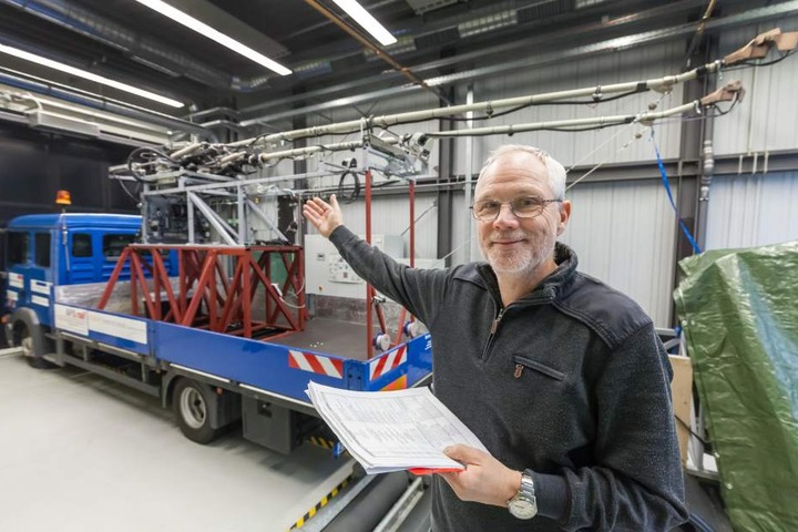 Spitzenreiter: Das Trolleybus-Team um Professor Matthias Thein (62) bekam
satte drei Millionen Euro Förderung für sein automatisches Andrahtsystem.