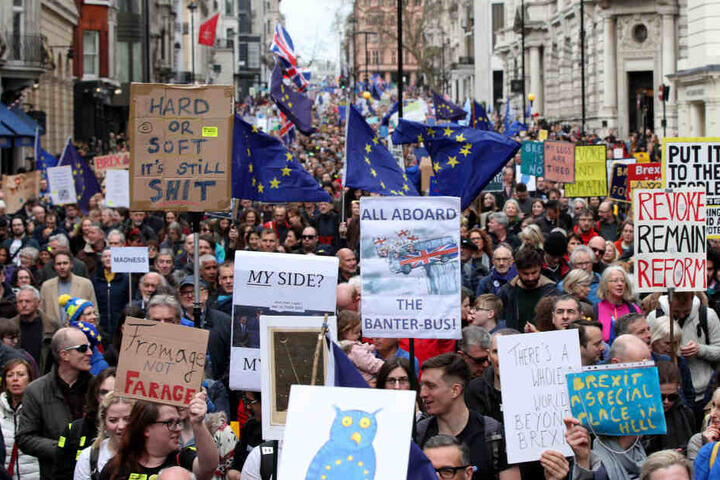 Aktivisten nehmen an der Demonstration unter dem Motto "Put it to the People" teil.