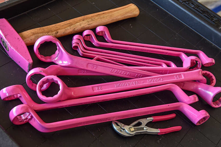 In der Großenhainer Werkstatt „Auto Gahse“ haben die Frauen die pinken
Schraubenschlüssel in der Hand.