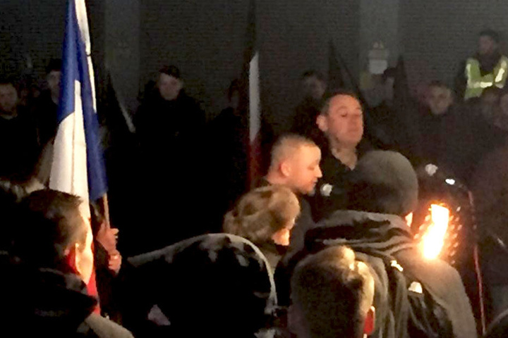 Maik Müller, Initiator des Fackelmarschs spricht auf der Abschlusskundgebung.