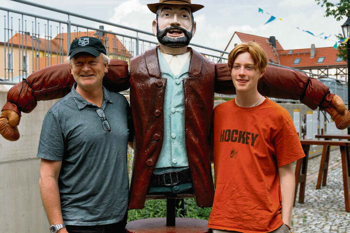 Jess Hill (49) und sein Sohn Will besuchten still und heimlich das Terence-Hill-Museum in Lommatzsch.