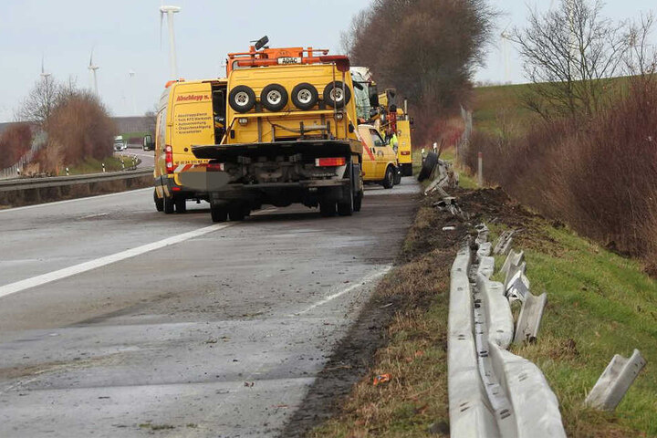 Der Lkw-Anhänger riss einen Teil der Leitplanke um.