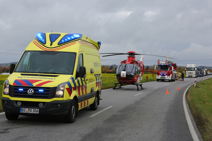 Ein Helikopter brachte die beiden schwer verletzten Insassen in ein Krankenhaus.