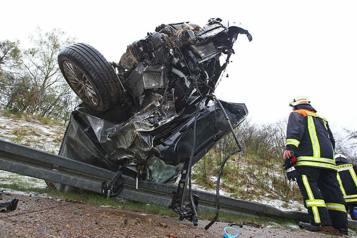 Das vollkommen demolierte Auto hing kopfüber auf der Leitplanke.