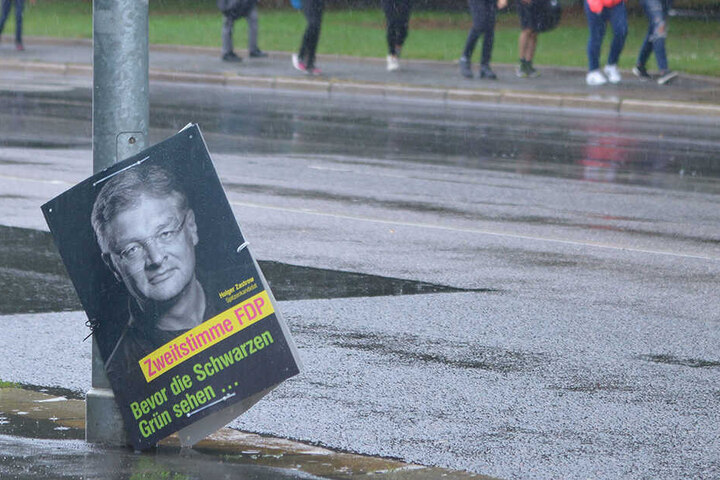 Holger Zastrow (50, FDP) landete mit seiner Partei tief unten - ähnlich wie dieses Plakat.