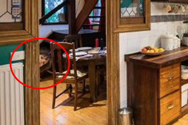 Hier schaut der kleine Henry hinter dem Türrahmen hervor.
