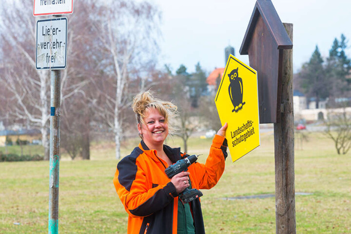 Jeanne Priebs (29) bringt ein neues Schild an. Die vorherige Tafel war
gestohlen worden.