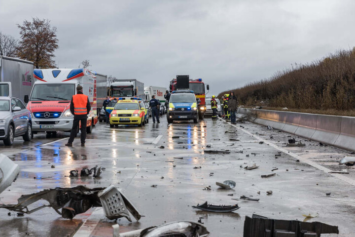 Nach dem Zusammenstoß glich die A4 einem Trümmerfeld.