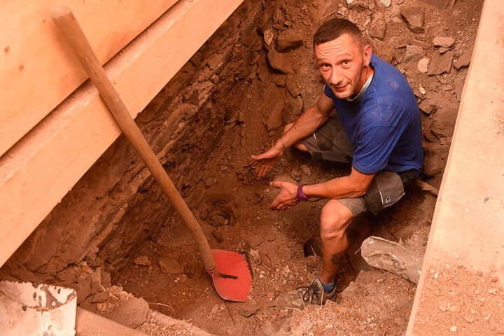 Bauarbeiter Robert Neßler (38) zeigt, wo er den Sensationsfund gemacht hat.