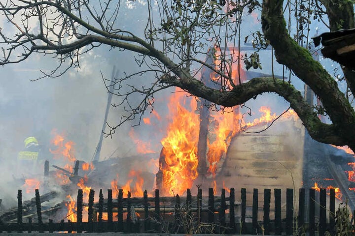 Die Lauben standen komplett in Flammen als die Feuerwehr eintraf.