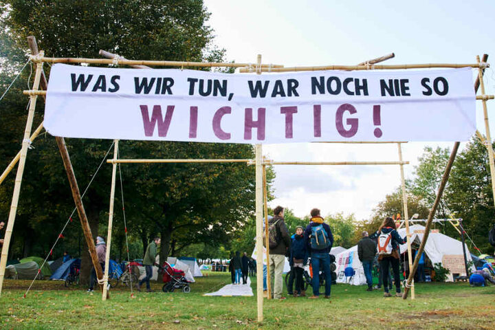 „Was wir tun, war noch nie so wichtig!“ steht auf einem Transparent am sogenannten "Klimacamp".