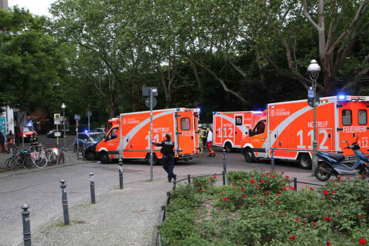Polizei und Rettungskräfte waren am Unfallort um die Verletzten zu versorgen.