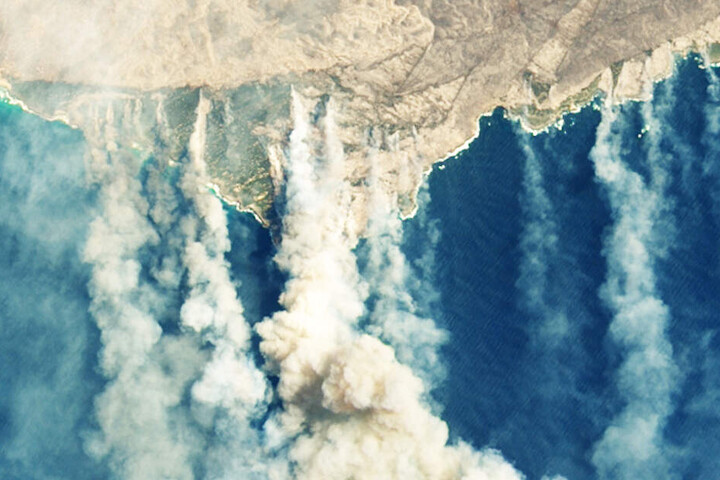 Qualmwolken von verschiedenen Buschbränden wehen von der australischen Känguru-Insel aufs Meer.