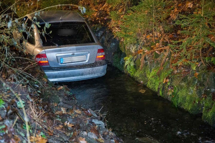 Der Opel verkeilte sich regelrecht im Bach.