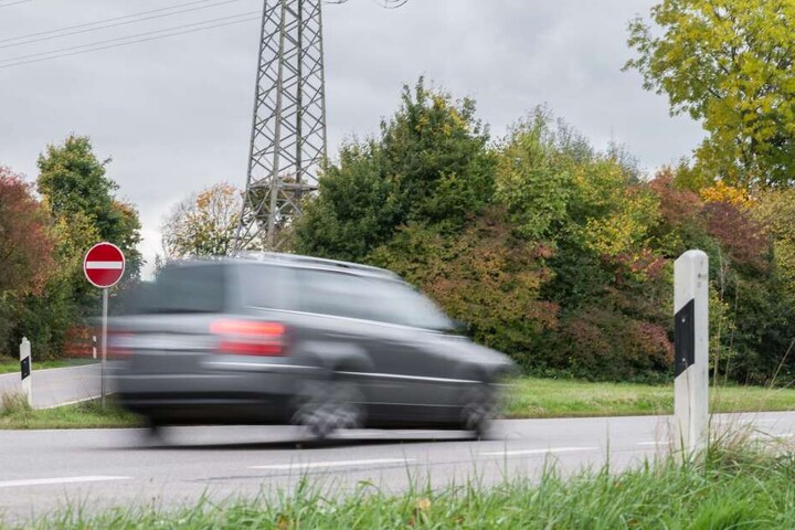 Der Wagen eines 22-Jährigen erfasste den Jagdpächter, der noch an der Unfallstelle verstarb (Symbolbild).