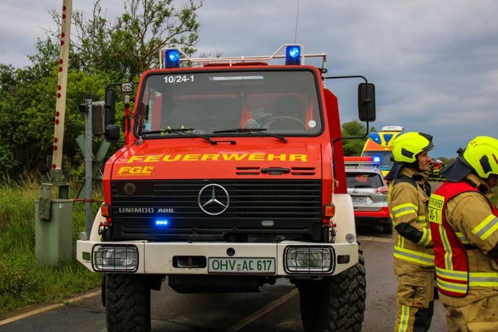 Die insgesamt 22 Kameraden der Feuerwehr bindeten unter anderem Öl, welches durch den Aufprall ausfloss.