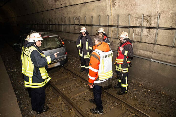 Die Feuerwehr und der lokale Abschlepper diskutierten über Möglichkeiten, das Auto aus dem Tunnel zu bekommen.