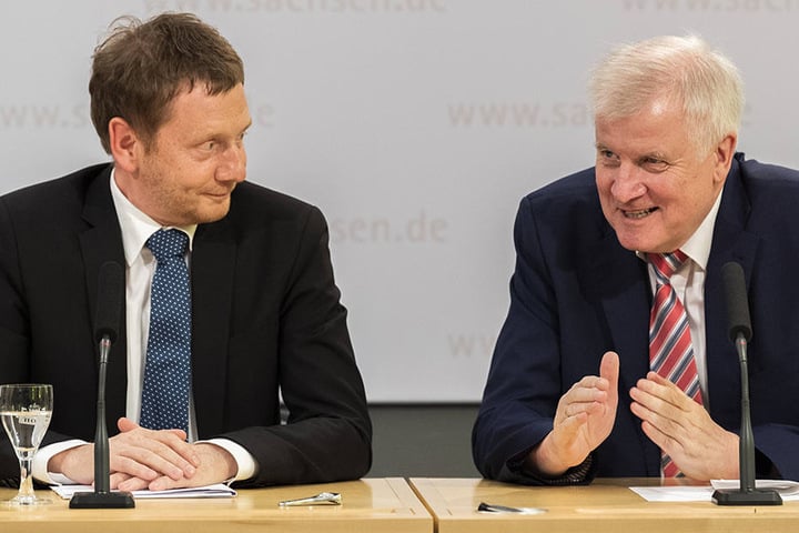 Ministerpräsident Michael Kretschmer (l.) Ende Mai mit Horst Seehofer (r.) in Dresden.