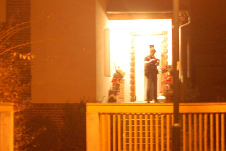 Auch in diesem Wohnhaus fanden polizeiliche Maßnahmen statt.