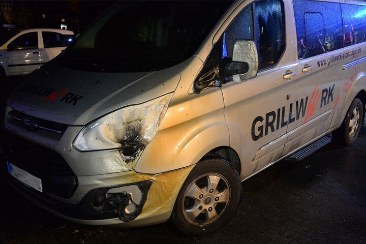 Auch ein Transporter fiel dem Feuer zum Opfer.