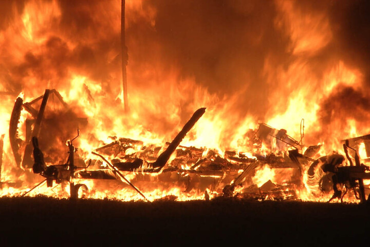 Meterhohe Flammen schlugen Montagnacht in die Höhe.