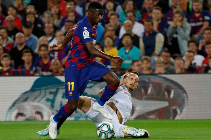 Barcelonas Ousmane Dembele (l) in Aktion gegen Sevillas Lucas Ocampos.