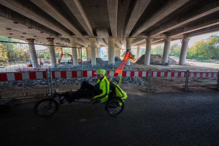Das sogenannte Herzstück Ost der alten Schiersteiner Brücke wird seit Anfang August abgerissen.