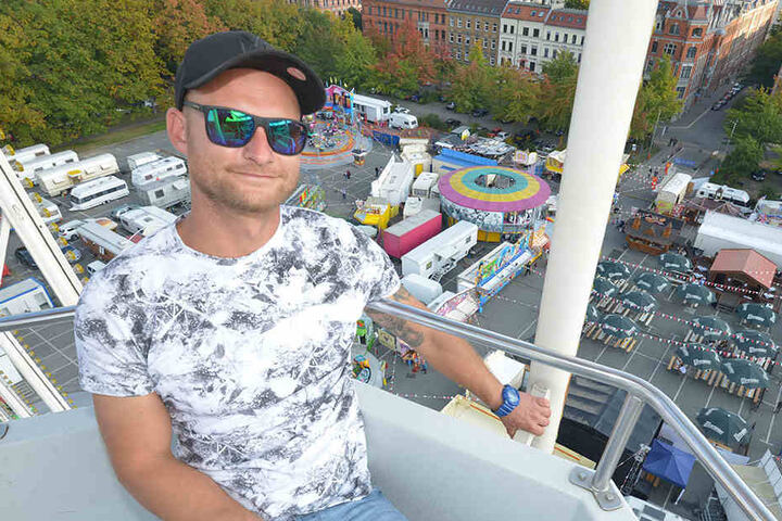 Hoch hinaus: Erik Schubert (29) betreibt eines der Riesenräder auf dem
Zwickauer Volksfest - und das in 6.
Generation.
