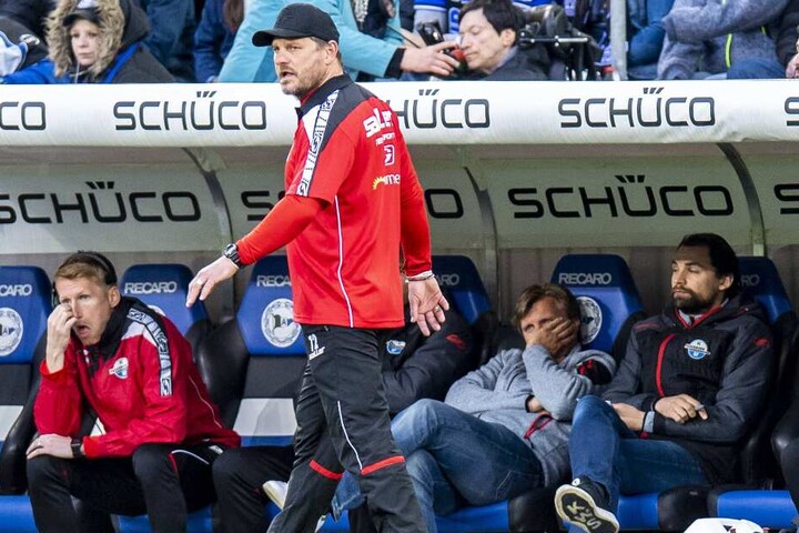 Bis dahin fiebert Markus Krösche (2. v. rechts) noch mit Trainer Steffen Baumgart (vorne) um den Aufstieg des SCP.